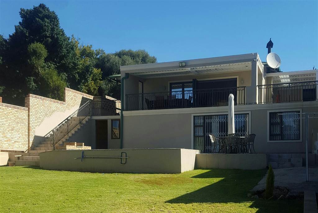 Rental: Three Bedroom Three Bathroom House In Westdene