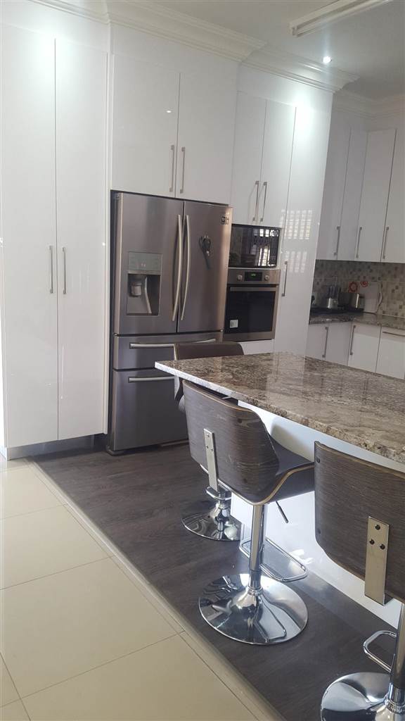 Rental: Three Bedroom Three Bathroom House In Westdene