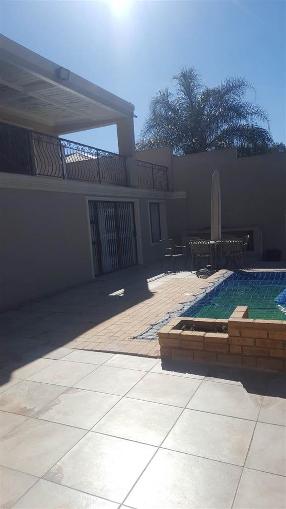 Rental: Three Bedroom Three Bathroom House In Westdene